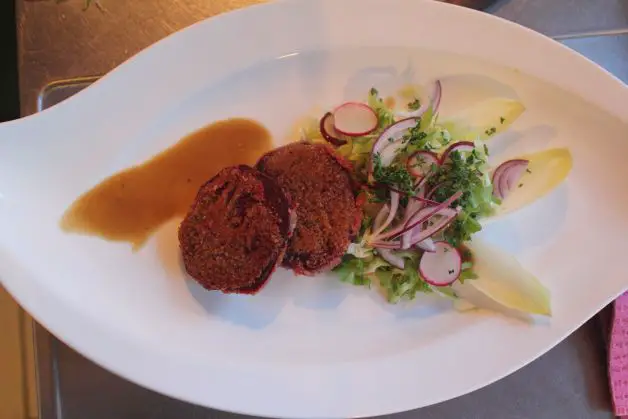 Rote Beete Schnitzel mit Blattsalat und Balsamico - Dressing - Der Bio Koch