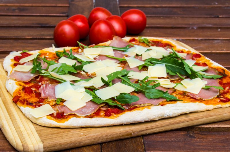 Pizza Mit Schinken Rucola Und Parmesan Der Bio Koch