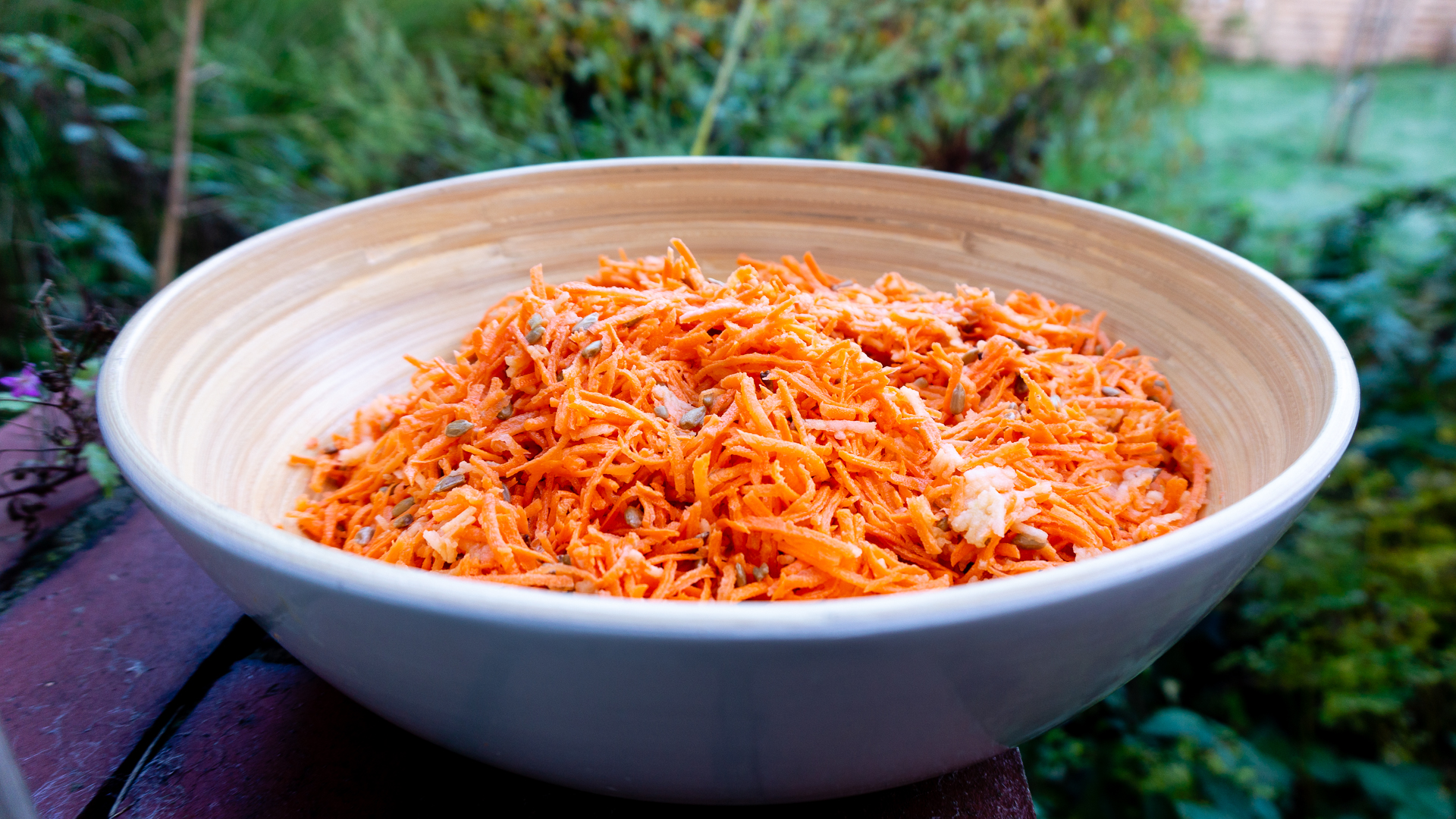 Nussiger Möhrensalat mit Äpfeln