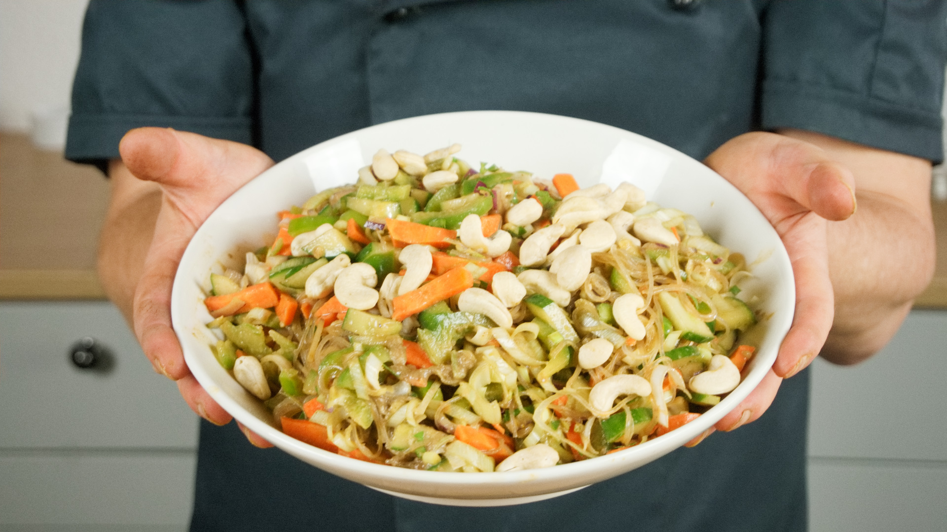 Asiatischer Glasnudelsalat mit Cashewkernen